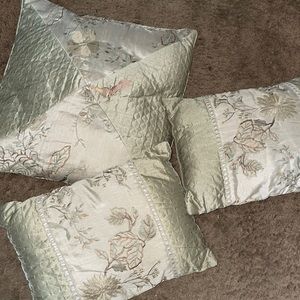 3 decorative pillows